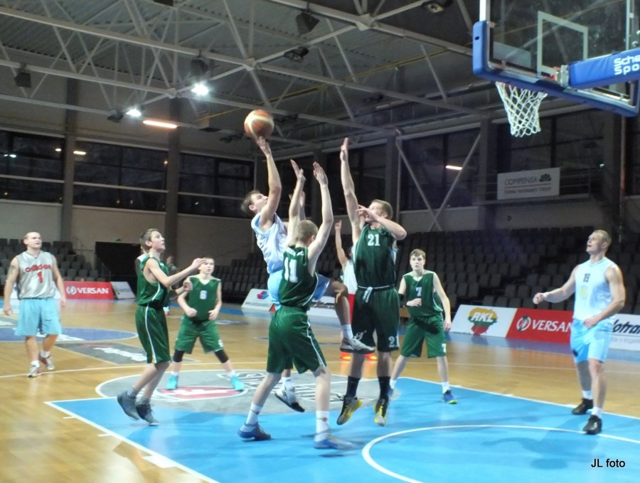 „KKSC - 98“ komandos žaidėjai aikštėje demonstravo atkaklų komandinį žaidimą.