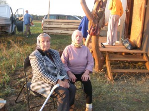 Kostancija ant savo žemės Nemajūnuose su geriausia drauge nuo vaikystės Maryte Kandrotiene.