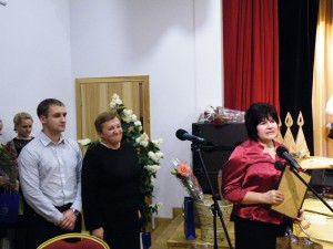 Bendruomenės pirmininkė A.Kederienė „Metų ūkio 2013“ šventėje dėkoja aktyviai Bunevičių šeimai. 