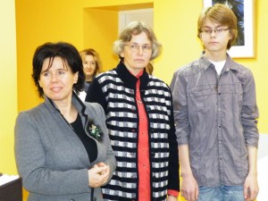 Parodos autorius A.Jurevičius, jo dailės mokytoja A.Deltuvienė ir dailininkė A.Mickutė.