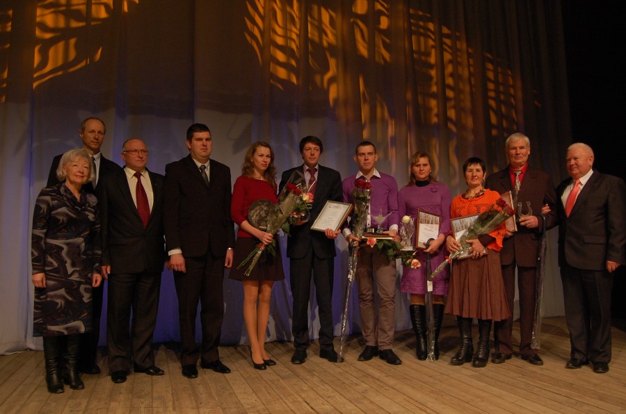 Konkurso „Metų ūkis 2013“ nugalėtojai ir prizininkai su konkurso organizatoriais.