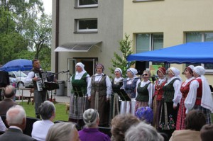 Nemajūnų bendruomenės santalkos nariai, susibūrę į ansamblį ir kapelą, atgaivino Sekminių tradicijas. 