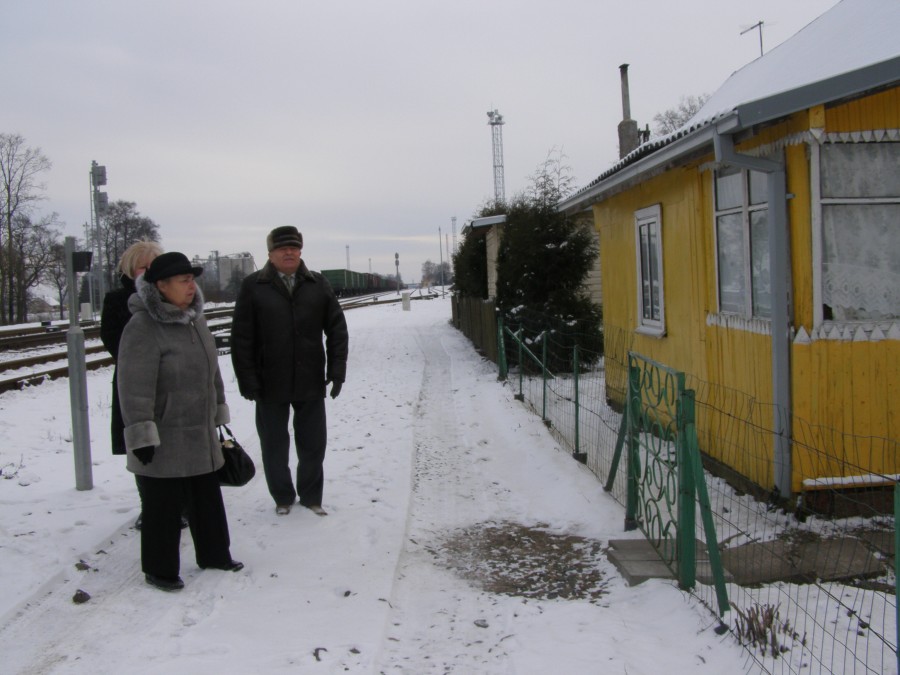 Mauručių gyventoja Melanija Mocevičienė Seimo nariui V.Kamblevičiui parodė, kad toje vietoje, kur jie dabar stovi, įrengus triukšmą slopinančią sienelę, prie šulinio ji turės eiti per sodą.