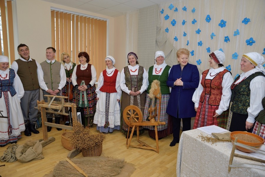 Prezidentė D.Grybauskaitė – garbingiausia nemajūniškių viešnia, jai bendruomenės nariai pristatė edukacinę programą „Lino kelias“. 