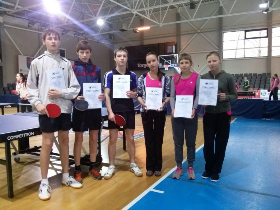 „Revuonos“ pagrindinės mokyklos vaikinų komanda (Karolis Brūzga, Povilas Juškevičius ir Benjaminas Kupstas), laimėjusi 1 vietą, ir mergaičių komanda (Miglė Damynaitė, Ilona Laurenovaitė ir Violeta Valkauskaitė), laimėjusi 2 vietą. Komandų vadovai - Elena Bendinskienė ir Ainoras Vaškys. A.Vaškio nuotrauka. 