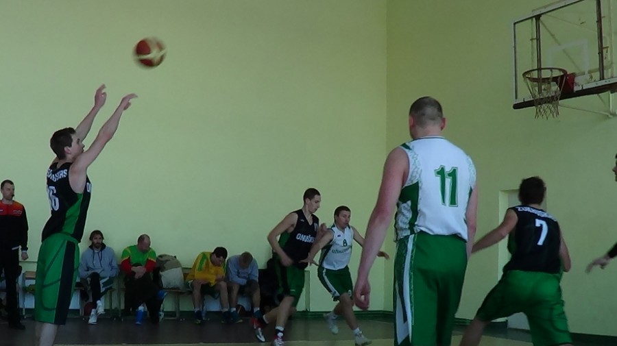 Atnaujintoje sporto salėje vėl žaidžia krepšininkai.