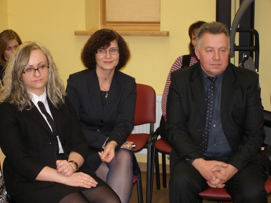 Socialinio darbo organizatorė darbui su socialinės rizikos šeimomis Inga Barkauskienė, centro direktorė A.Urbonienė ir rėmėjas, laivo „Justina“ savininkas Vladas Raišys.