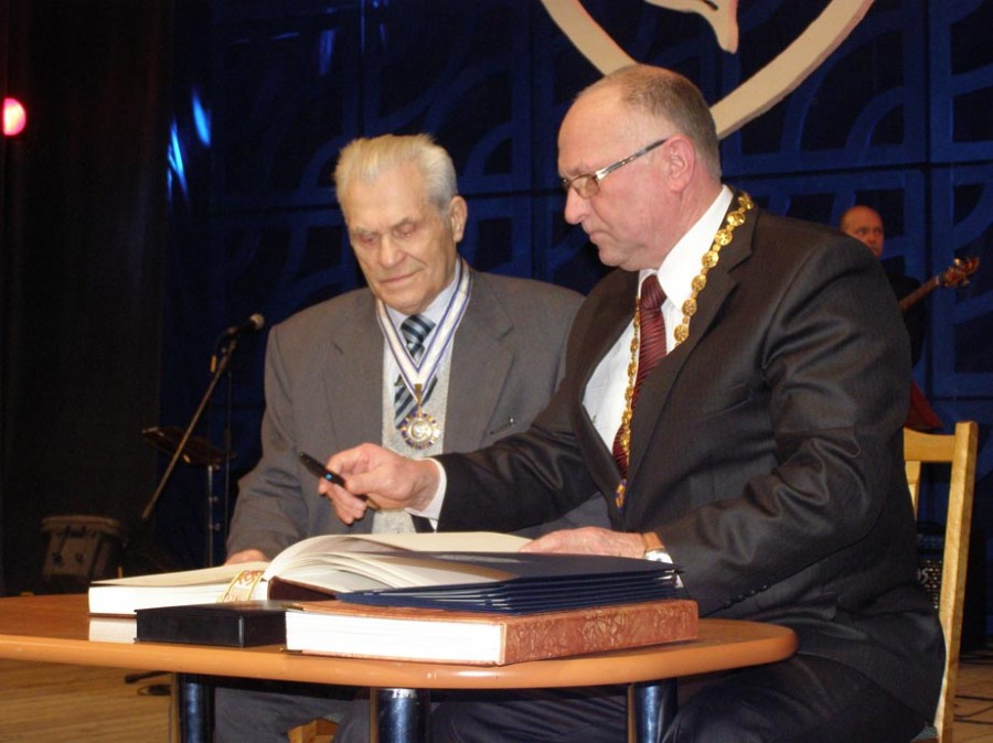 Prienų miesto Garbės pilietis Antanas Lukša pasirašo Garbės piliečių knygoje.