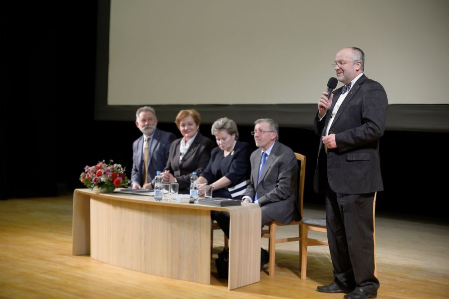 Filmą „Post Scriptum. Pamiršti sakiniai“ į Birštoną atlydėjo A. M. Brazausko partijos bičiuliai ir bendražygiai Algirdas Sysas, Irena Šaulienė, Gediminas Kirkilas ir Juozas Olekas. Ypač įdomiai ir atvirai apie bendrą darbą ir buvimą šalia pasakojo Seimo narys ir Lietuvos socialdemokratų partijos pirmininko pavaduotojas Gediminas Kirkilas, kurį bendras darbas ir politinė veikla su filmo herojumi suvedė dar 1989 metais. Būdamas šalia, kaip prisiminė G. Kirkilas, jis A. M. Brazauską matė ir labai sudėtingais Prezidento gyvenimo momentais ir visada žavėjosi jo santūrumu, giliu mąstymu ir ryžtingumu. Pasak G. Kirkilo, A. M. Brazauskas visada ilgai galvodavo, neskubėdavo, bet, priėmęs sprendimą, veikdavo ryžtingai. Seimo narės ir Socialdemokratų frakcijos seniūnės Irenos Šaulienės nuomone, A. M. Brazauskas buvo labai vientisa asmenybė. Jo oficialus bendravimas nesiskyrė ir nuo asmeninio bendravimo. Kaip prisiminė partijos bičiulė, Prezidentas visada ištaikydavo laiko paklausti, kaip sekasi, visada šalia matė moterį.