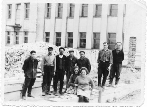 1960 m. Statybininkų brigada (brigadininkas Pranas Dulkė) prie statomo pirmo Užuguosčio mokyklos priestato.