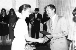 1995 m. XXX laidos abiturientei Rimai Našlėnaitei atestatą įteikia l.e.p. direktorius A.Krūvelis.