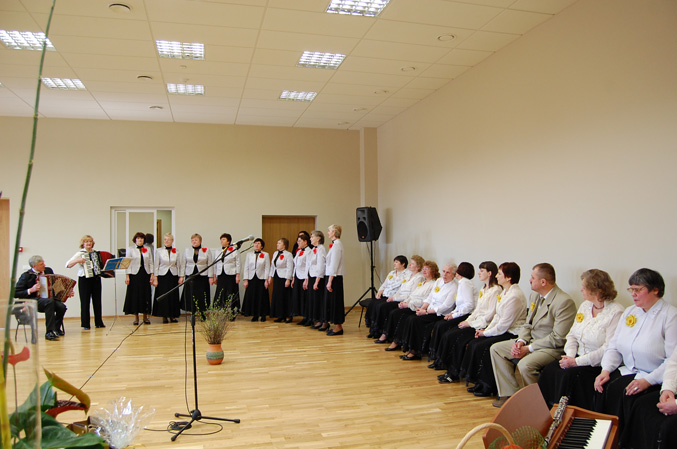 40-metį švenčiantį LASS Prienų filialo vokalinį ansamblį „Puriena“ sveikina kaišiadoriečiai, ansamblio „Volungėlė“ nariai.