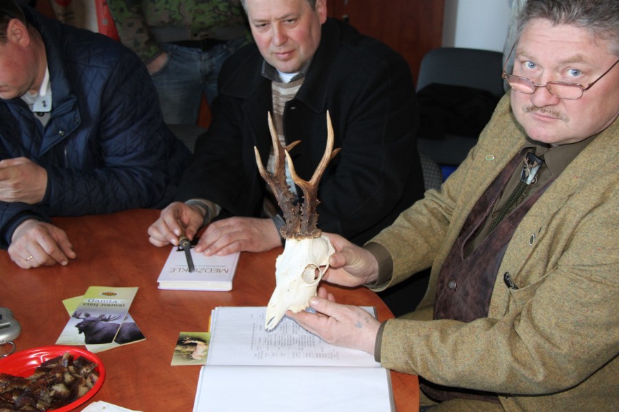 Ekspertų komisija vertina medžioklės trofėjus.