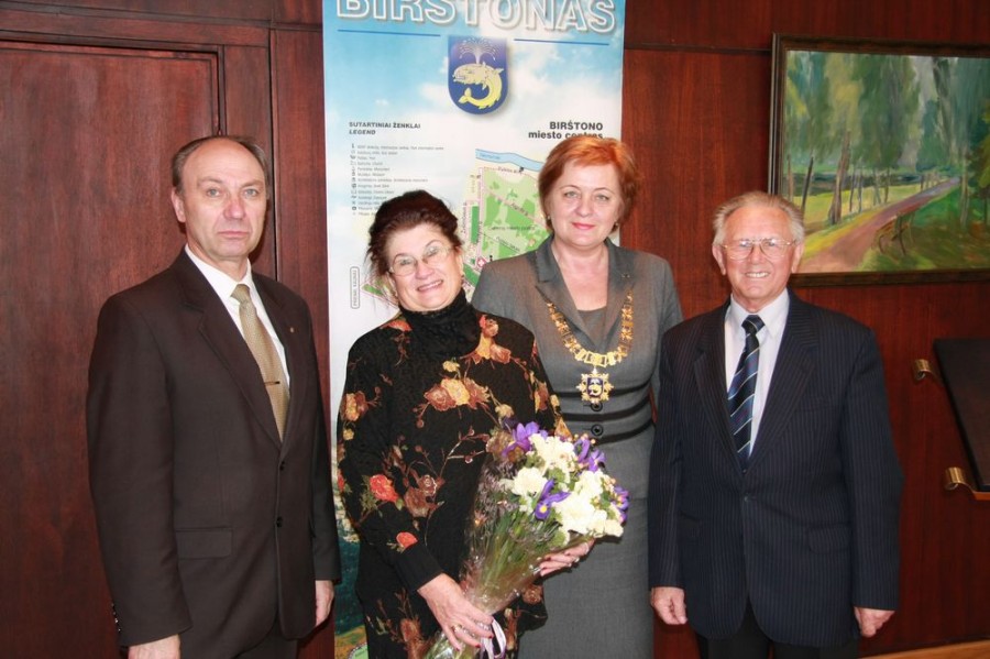 Julija ir Leonas Baručiai su mere N. Dirginčiene ir vicemeru J. Aleksandravičiumi. 