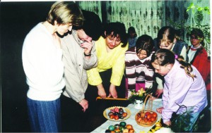 1999.04.12 Margučių ridenimo šventė mokykloje.