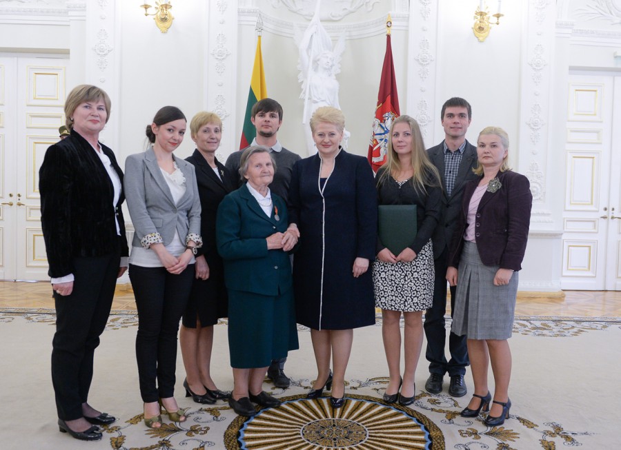 Veronika Žiūkienė po ordino įteikimo nusifotografavo su LR Prezidente Dalia Grybauskaite ir atvykusiais jos pasveikinti artimaisiais: dukromis Vida, Lina ir Janina, vaikaičiais Toma, Mariumi ir Sauliumi bei jo žmona Asta. Roberto Dačkaus nuotrauka