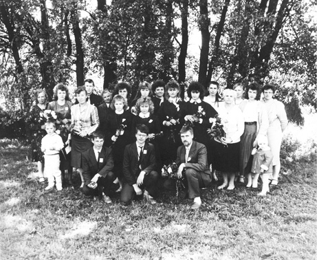 1990 m. Užuguosčio vidurinės mokyklos XXV laida su direktore A. Strumiliene ir 1992 m. mokyklos vadome tapusia D. Kederiene.