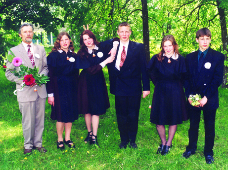 1998 m. Paskutinio skambučio šventė. Auklėtojas A. Krūvelis su XXXIII laidos abiturientais.