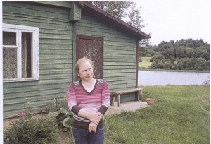 Daiva Kavaliauskaitė prie savo namų.
