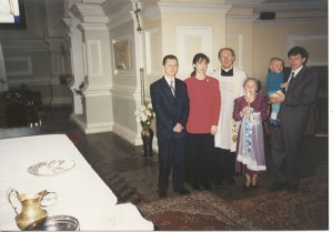 Roką Kavaliauską 1996 10 26 pakrikštijo kunigas Ričardas Mikutavičius. Iš kairės – krikštatėvis, Roko mama Lina, Ričardas Mikutavičius, krikšto mama Daiva Kavaliauskaitė, Valdas Kavaliauskas su sūneliu Roku.