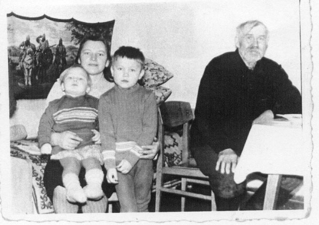 Senelis Juozas Kavaliauskas su marčia Marija ir anūkais Valdu ir Daivute 1970 m.