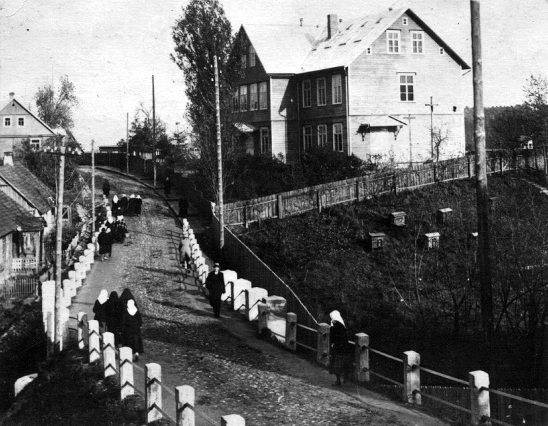 J.Vyšniausko šeimos albumas. Po Šv. Mišių. Pro „Žiburio“ gimnaziją traukia vietos apylinkių gyventojos.