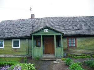 Revizoriaus Rusecko tėviškė. Šis namas statytas 1860 metais ir nedaug nuo tų laikų pakeitęs išvaizdą – keisti du langai ir perdengtas stogas. Išlikusios netgi autentiškos gonkos ir langinės.