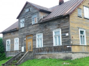 Gyvenamasis namas (Žiobos ar Zablacko). Pokariu jame veikė gyvulių supirkimo kontora, likusiose patalpose – butai.
