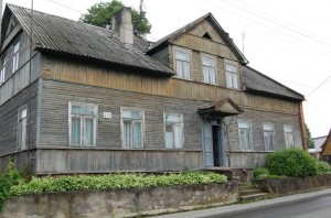 Stambaus ūkininko iš Mačiūnų kaimo Glavecko namas. Pokario metais jame gyveno chemijos mokytoja Glaveckaitė, veikė dvi gimnazijos klasės ir Švietimo skyrius.