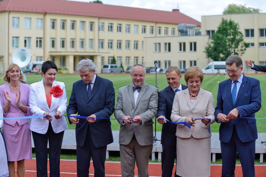Kartu su šalies sporto organizacijų vadovais ir kitais garbiais svečiais rekonstruoto stadiono įkurtuvių juostelę kirpęs Lietuvos Respublikos Ministras Pirmininkas Algirdas Butkevičius džiaugėsi ir kitais birštoniečių nuveiktais reikšmingais darbais.