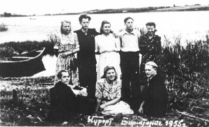 Iš kairės sėdi: Albinas Dereška, Anastazija Dereškaitė, Albinas Šiugždinis, stovi: Kastulė Grigonytė, Albinas Grigonis, Marytė Šiugždinytė, Juozas Dereška, Sofija Grigonytė. 1955 m. Birštone prie Nemuno.