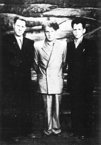 Tarp dviejų brolių Antano (kairėje) ir Albino (dešinėje) viduryje Valentinas Marcinkevičius (Justino brolis) apie 1955 m.