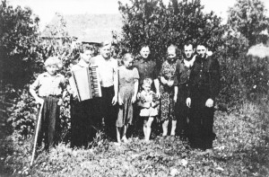 Iš kairės: Pranas ir Juozas Grigoniai, Bendinskas, Magdelena ir Juozas Grigoniai (tėvai), prie jų Albino sesers sūnelis Evaldas, teta Ona Šiugždinienė, Albinas Grigonis ir pusbrolis Antanas Grigonis netoli savo sodybos apie 1957 m.