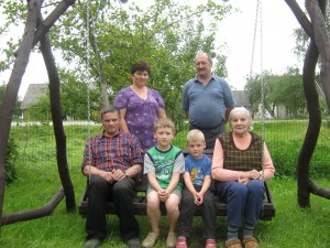 Vienas kitu ir gyvenimu džiaugiasi: Janina ir Antanas Juočiai, jų proanūkiai Matas ir Rokas (sėdi), dukra Lina ir žentas Stasys.