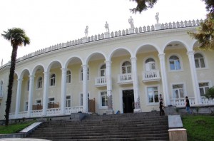 Atvykusiems į Tskaltubo kurortą pasigydyti apgyvendinimo ir maitinimo paslaugas siūlo keturių žvaigždučių viešbutis „Tskaltubo SPA Resort“.