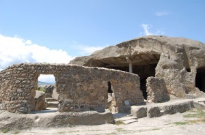 Shida Kartli regione, netoli Gorio, prie Mtkvaros upės daugybę amžių klestėjo Uplistsichės uolų miestas. Šiandien iš po žemių atkastame mieste sutinkami turistai, maldininkai ir … driežai.