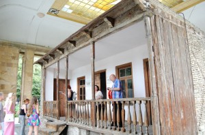 Atskira Stalino muziejaus ekspozicija: po „gaubtu“ saugomas senas kaimiškas namelis, kuriame esą su tėvais gyveno Josifas Vasarionovičius Diugašvilis.