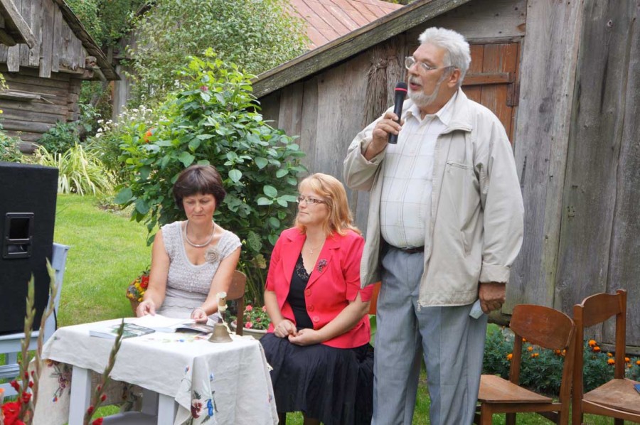 Knygos autorius Jonas Mikučiauskas bei redaktorės Danutė Dainienė ir Virginija Maščinskienė.