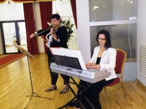 Su muzika jaunuosius ir jų svečius pasitinkančios Danguolė Kolpakovienė ir Vitalija Aukštakalnienė jau spėjo prisijaukinti Kurhauzo erdvę. Jos patenkintos pastato akustika.