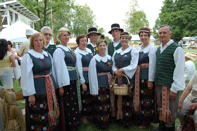 Julius Janauskas (pirmas dešinėje) su Veiverių šokių kolektyvo „Tryptinis“ nariais.