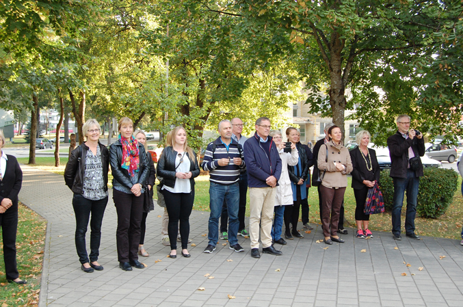 Birštono gimnazijos bendruomenė savo partnerius iš Koldingo miesto Bakke mokyklos (Danija), kaip ir prieš 20 metų, ankstų penktadienio rytmetį gimnazijos kieme pasitiko „Kepurine“ (šokėjų vadovė V.Bankauskienė).