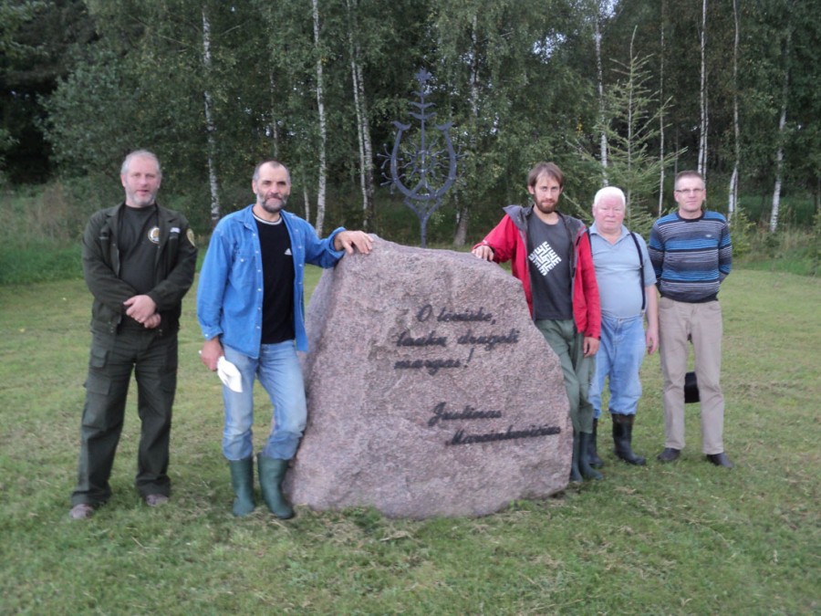 Archeologai ir girininkas T.Zubavičius (kairėje) prie paminklinio akmens Justino Marcinkevičiaus tėviškėje, pakeliui iš Vangų.