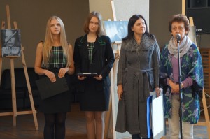 „Žiburio“ gimnazijos mokytojos I. Rasimavičienė ir N. Šervenikaitė bei gimnazistės Gabrielė ir Simona pasakojo apie parodoje atliktas kūrybines užduotis.