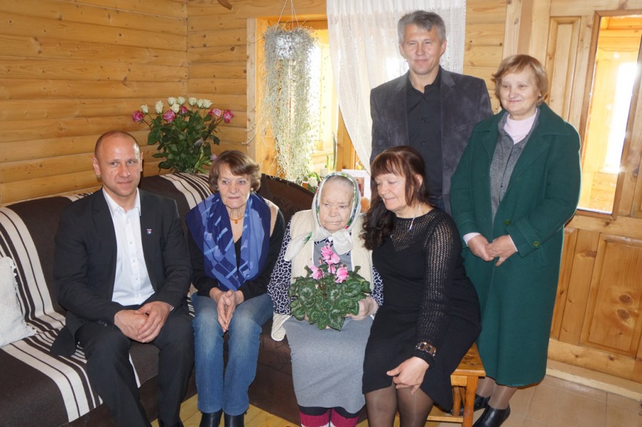 Onutė Bukienė su dukromis Maryte ir Nijole bei ją sveikinusiais rajono vicemeru Egidijumi Visocku, seniūnu Algiu Bartusevičiumi ir seniūnijos žemės ūkio ir kaimo plėtros specialiste Elena Gudoniene.