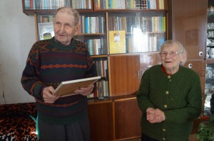 Jau 65 metus gyvendami kartu Bronė ir Jonas Dekaminavičiai vienas kitą supranta iš pusės žodžio, pašaliniams kartais net sunku susigaudyti, kuris iš jų šauniau juokauja.