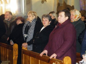 Išlydėdami buvusį kleboną stakliškiečiai daug padėkos žodžių skyrė ir jo šeimininkei Anai (viduryje), kuri nuoširdžiai rūpinosi bažnyčios gražinimu. Parapijiečiai pasiges ir jos giedojimo per Šv. Mišias.