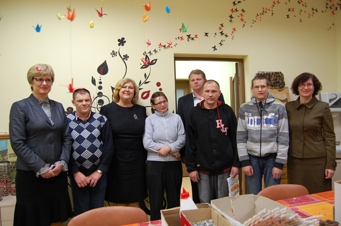Sveikatos apsaugos ministrė Rimantė Šalaševičiūtė savo vizito Prienų rajono ligoninėse pabaigoje užsuko į Prienų socialinių paslaugų centrą, kur bendravo ir drauge nusifotografavo su centro darbuotojais bei lankytojais.