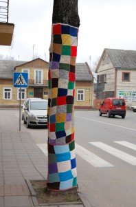 Apmegztas Vytauto gatvės medis – ir parduotuvės, ir mezgimo klubo reklama.