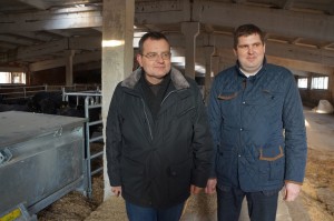 Lankantis ūkininko V.Rasimo ūkyje, prisijungė ir Prienų rajono savivaldybės Žemės ūkio skyriaus vedėjas Donatas Šimukonis, kuris žurnalistams trumpai pristatė ir kitus rajono ūkininkus pasiekusią ES paramą.