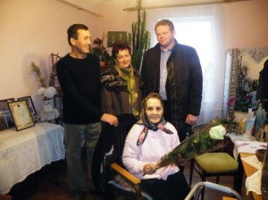 LR Seimo narys A.Palionis, jo padėjėja V.Petkevičienė pasveikino ilgaamžę Barborą Brundzienę.